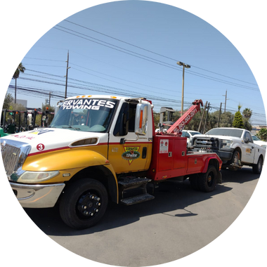 Grúa de arrastre remolcando una camioneta de forma segura en Tijuana