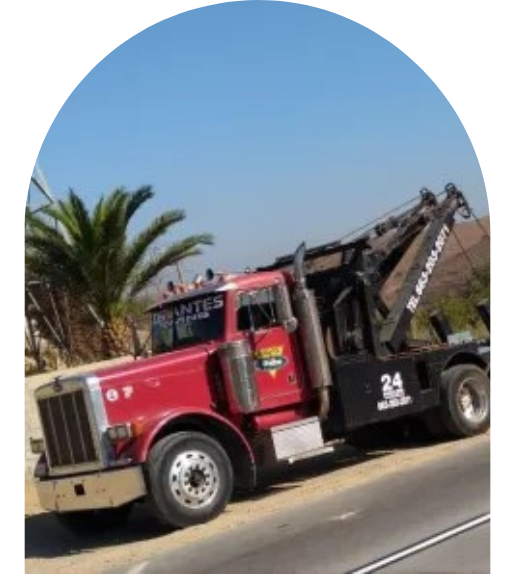 Grúa de arrastre Peterbilt de Cervantes Towing sobre la carretera en Baja California