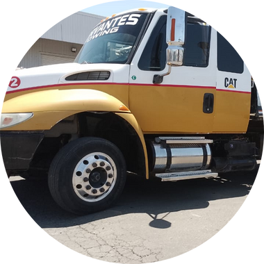 Grúa de plataforma de Cervantes Towing lista para transportar un vehículo en Tijuana