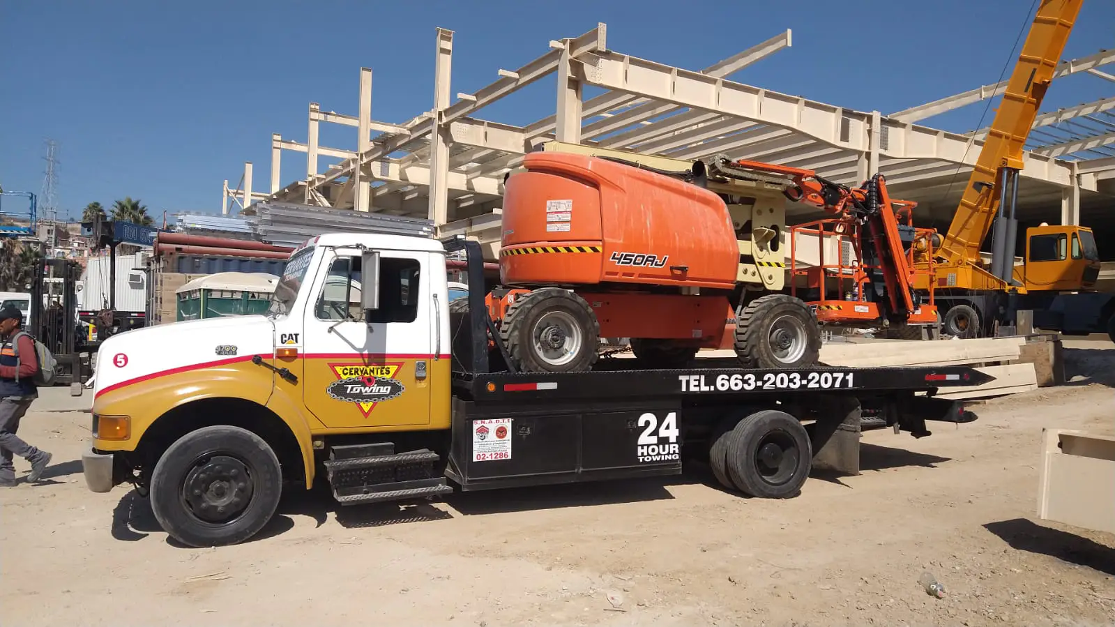 Grúa de plataforma de Cervantes Towing lista para transportar un vehículo en Tijuana