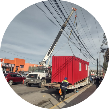 Grúa tipo pluma realizando izaje de contenedor en el puerto de Tijuana