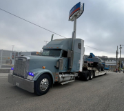 Tractocamión Freightliner con cama baja para traslado de maquinaria pesada en Baja California Sur