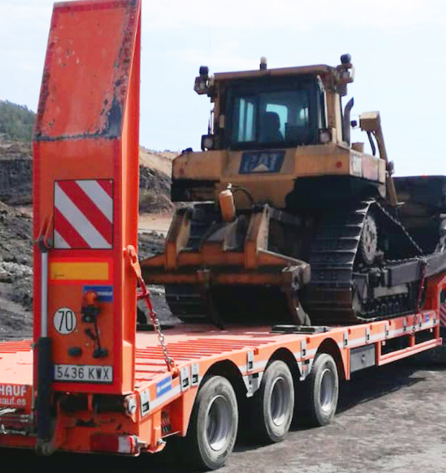 Traslado de bulldozer sobre cama baja para maquinaria pesada en Baja California y Sonora