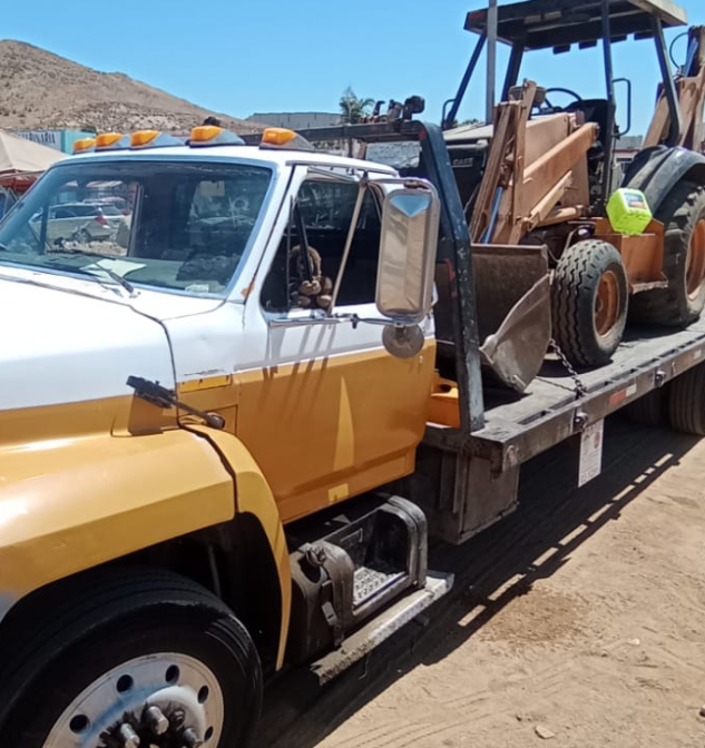 Traslado de retroexcavadora y maquinaria mediana en plataforma, Tijuana y Baja California