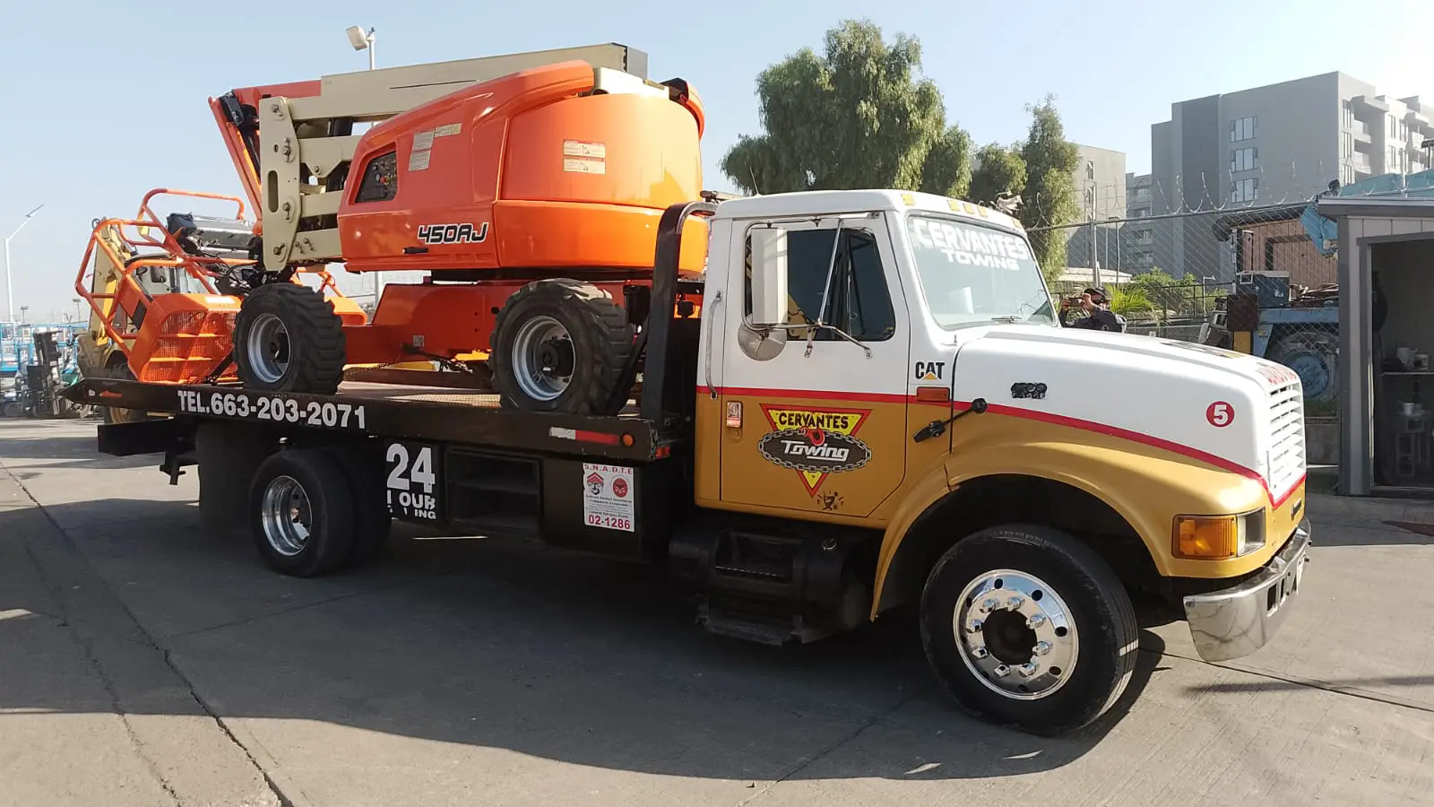 Traslado de retroexcavadora y maquinaria mediana en plataforma, Tijuana y Baja California