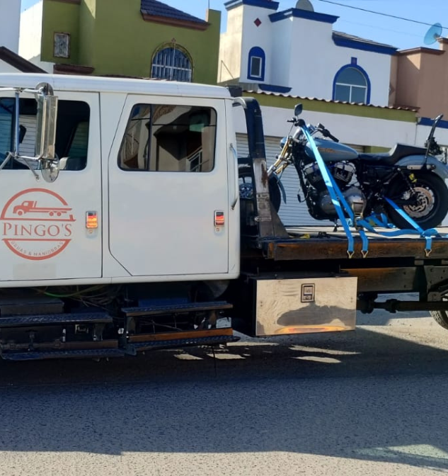 Motocicleta asegurada sobre plataforma de grúa en Tijuana y Rosarito