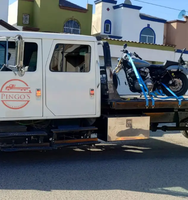 Motocicleta asegurada sobre plataforma de grúa en Tijuana